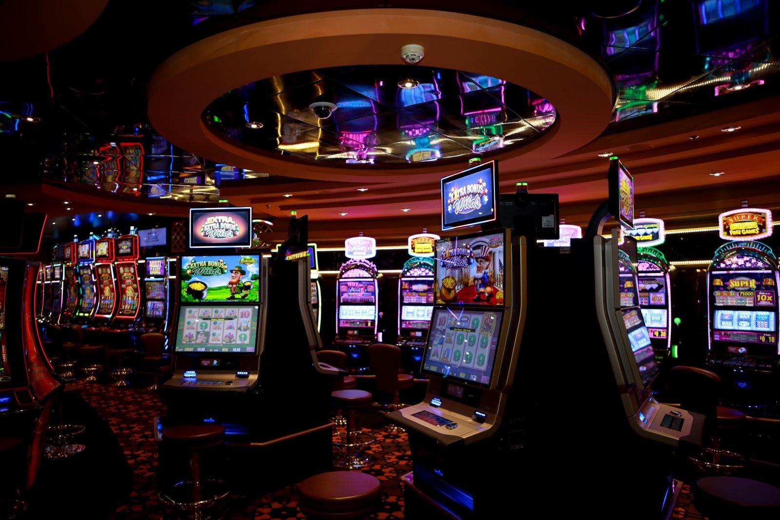 Suasana lantai permainan dengan mesin slot bercahaya