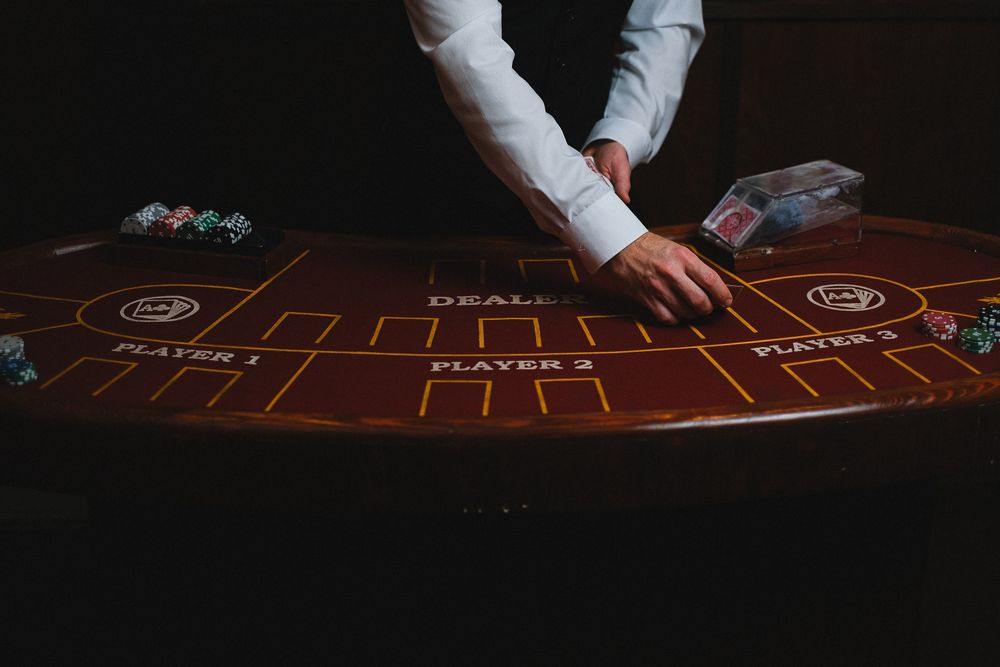 Dealer kasino menjalankan permainan roulette