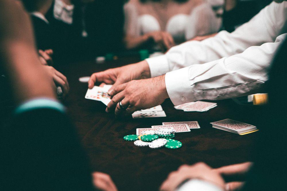 Tangan pemain memegang kartu poker straight flush