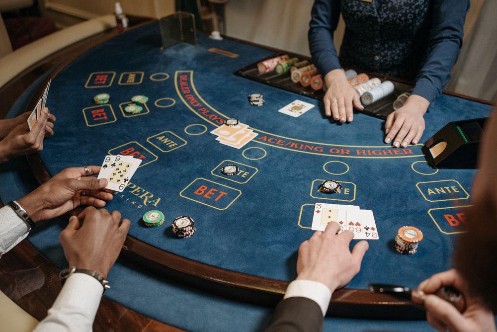 Pemain poker menumpuk chip sambil memikirkan langkah