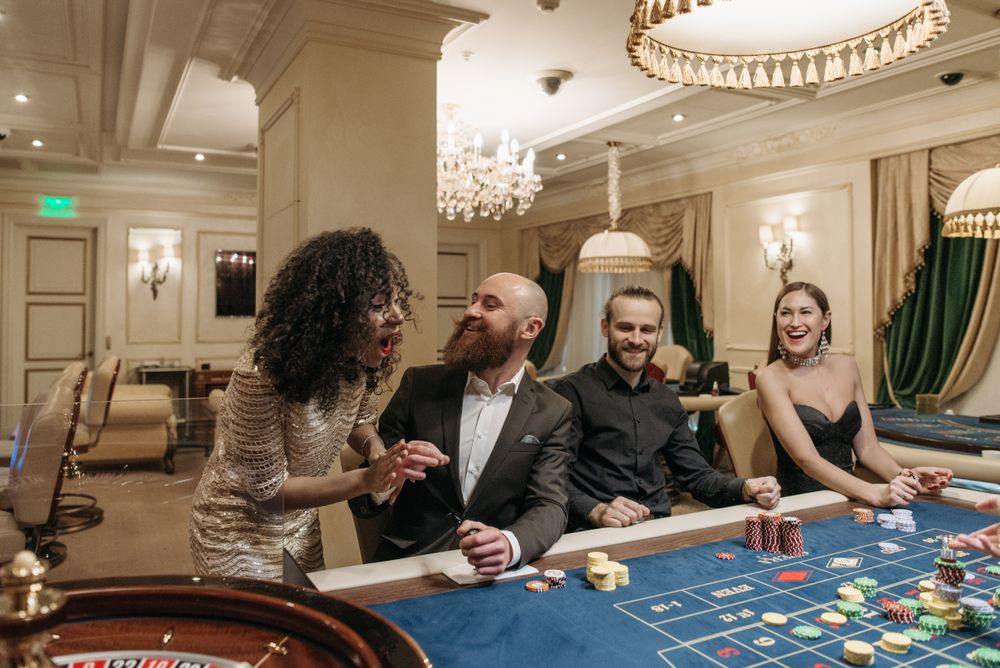 Pemain poker menimbang keputusan di meja final
