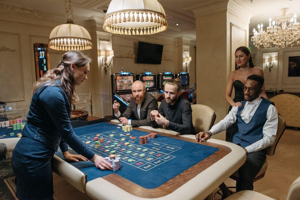 Roda roulette dengan tumpukan chip