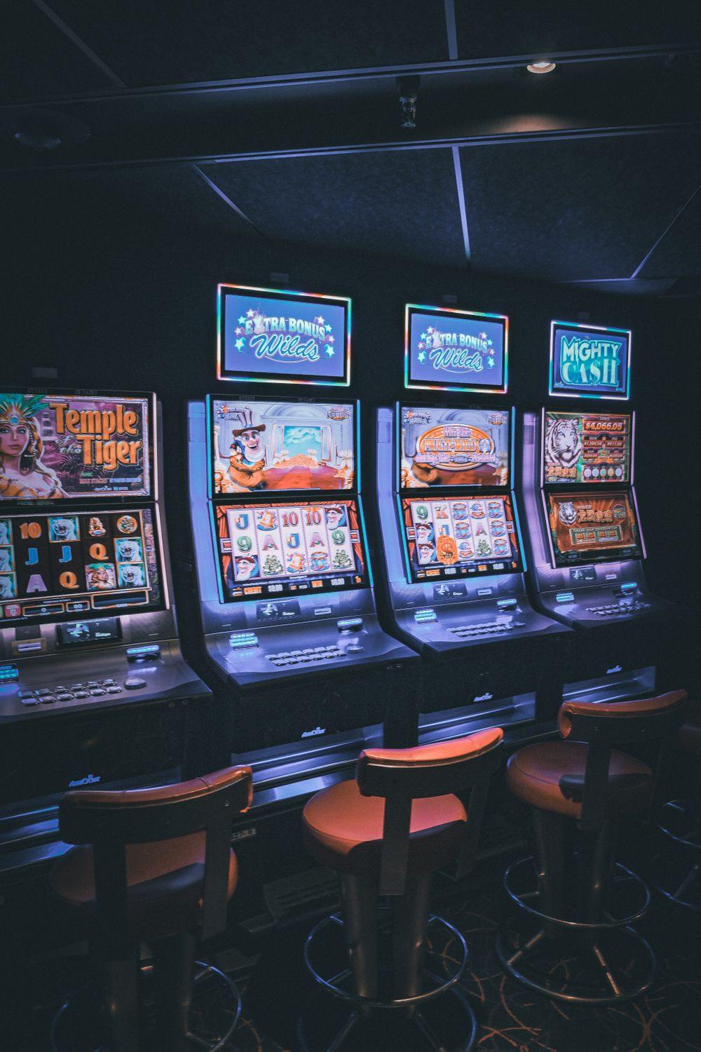 Deretan mesin slot dengan lampu warna-warni