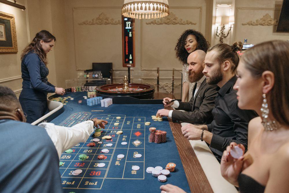 Suasana meja roulette dengan cahaya dramatis